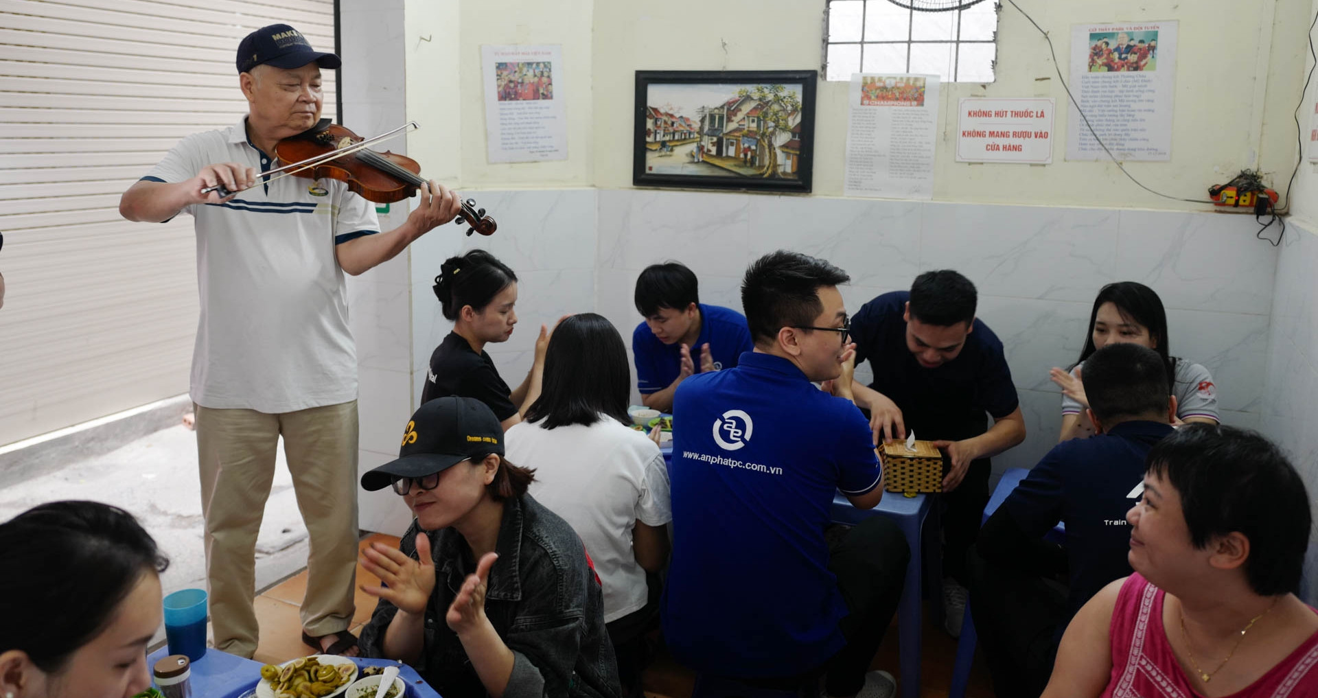 Quán ốc bình dân ở Hà Nội, khách vừa ăn vừa nghe ông chủ kéo violin điệu nghệ