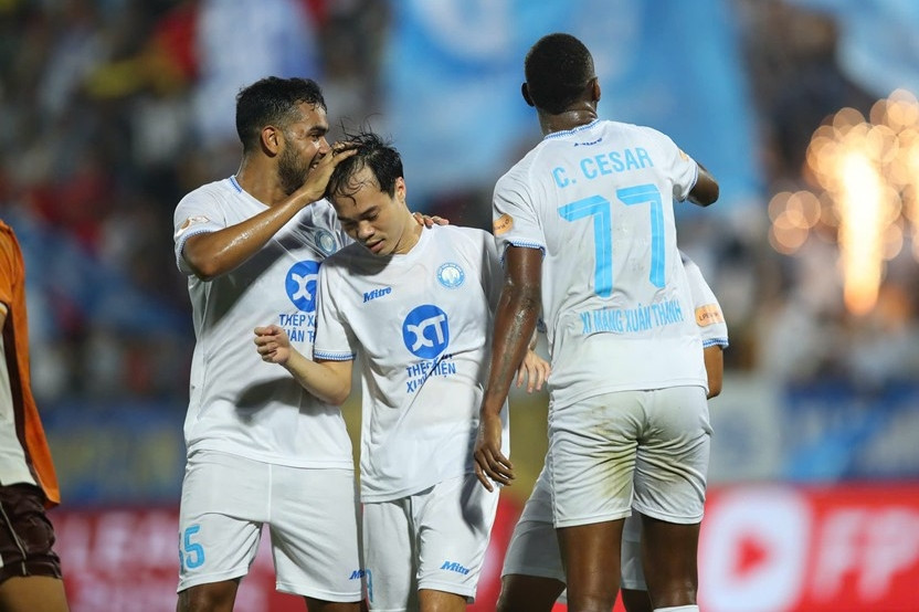 Văn Toàn và Tuấn Anh ghi bàn, Nam Định thắng HAGL bằng ván tennis