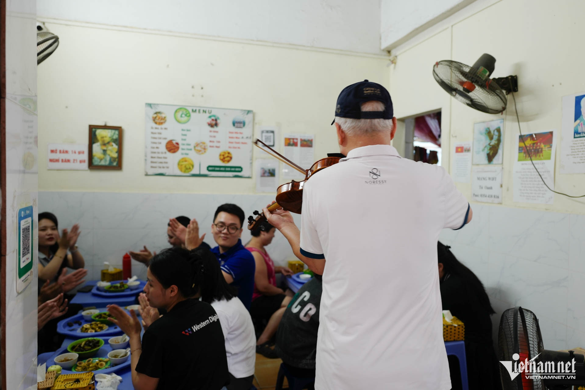W-chu quan oc ha noi danh dan violin 3.JPG.jpg