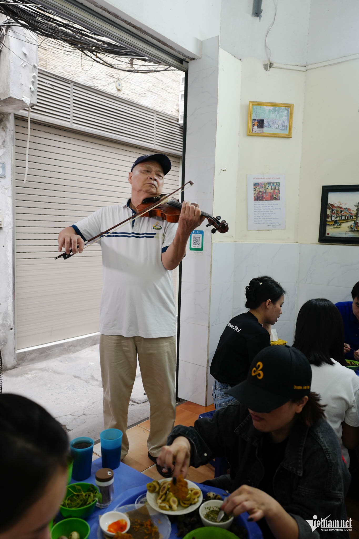 W-chu quan oc ha noi danh dan violin 5.JPG.jpg