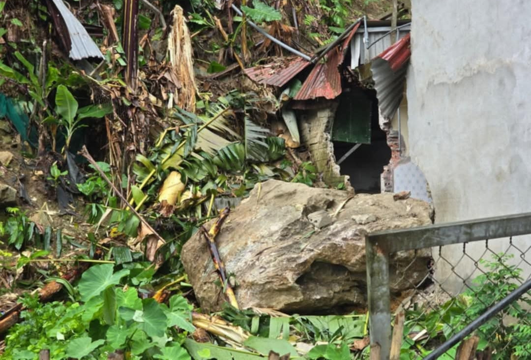 2 tảng đá lớn từ trên núi lăn xuyên nhà dân