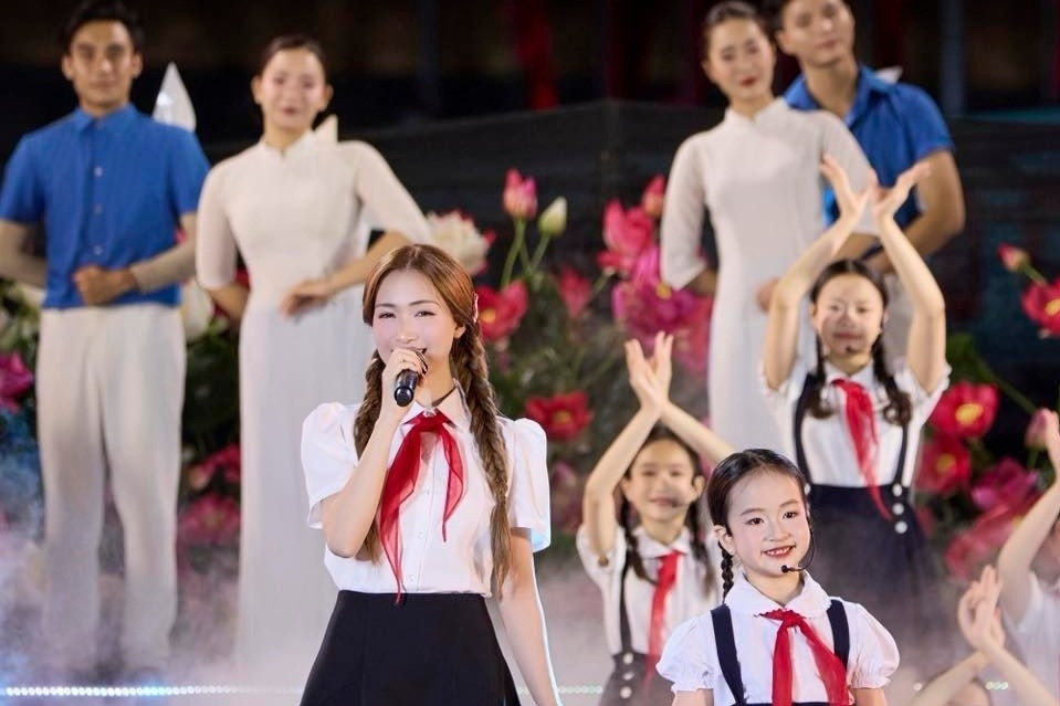 Ca sĩ Hòa Minzy xúc động hát về Bác tại Quảng trường Ba Đình