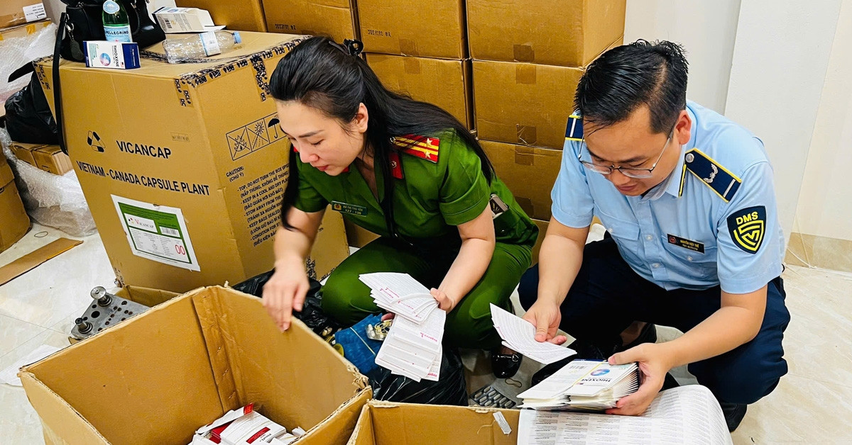 Cảnh sát công bố hình ảnh thực phẩm chức năng giả của vợ chồng dược sĩ Hà Nội
