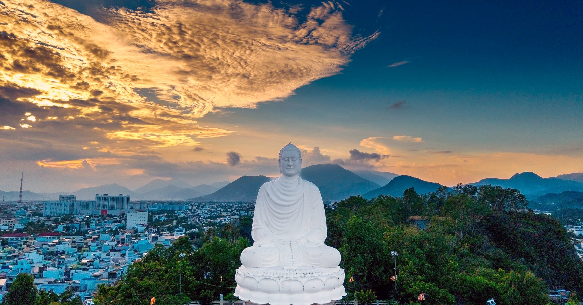 Chiêm ngưỡng tượng Phật trắng ngoài trời ‘khổng lồ’ ở Nha Trang