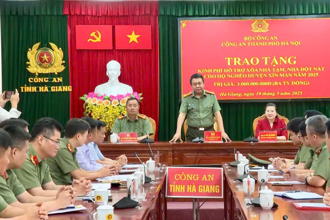 Công an Hà Nội tặng 3 tỷ đồng hỗ trợ tỉnh Hà Giang xóa nhà tạm, nhà dột nát