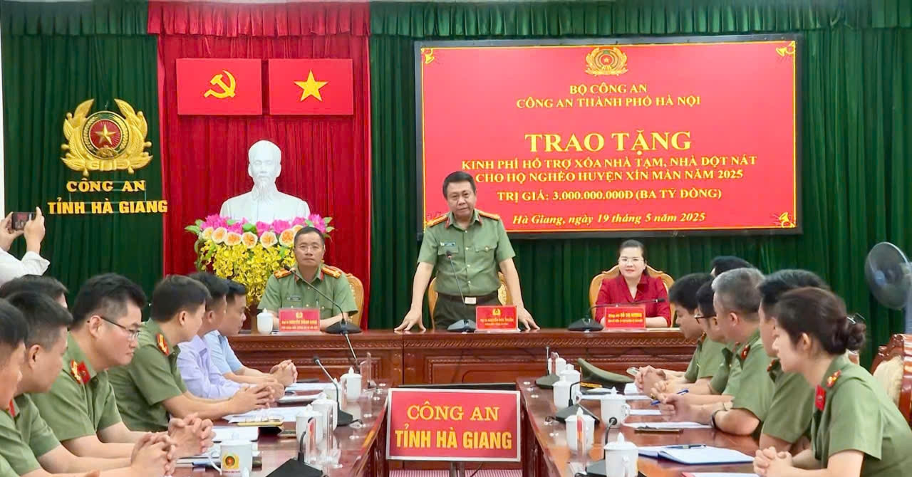 Công an Hà Nội tặng 3 tỷ đồng hỗ trợ tỉnh Hà Giang xóa nhà tạm, nhà dột nát