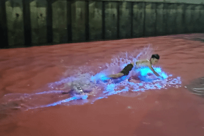 Du khách ngỡ ngàng phát hiện nước biển ở Hạ Long đỏ au, phát sáng trong đêm