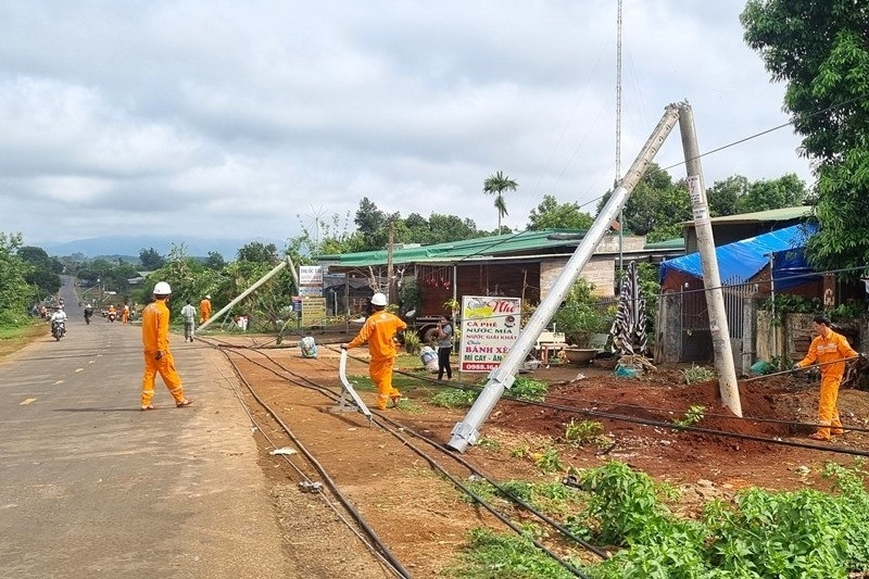 Hàng loạt cột điện gãy đôi sau giông lốc: Công ty điện lực nói gì?