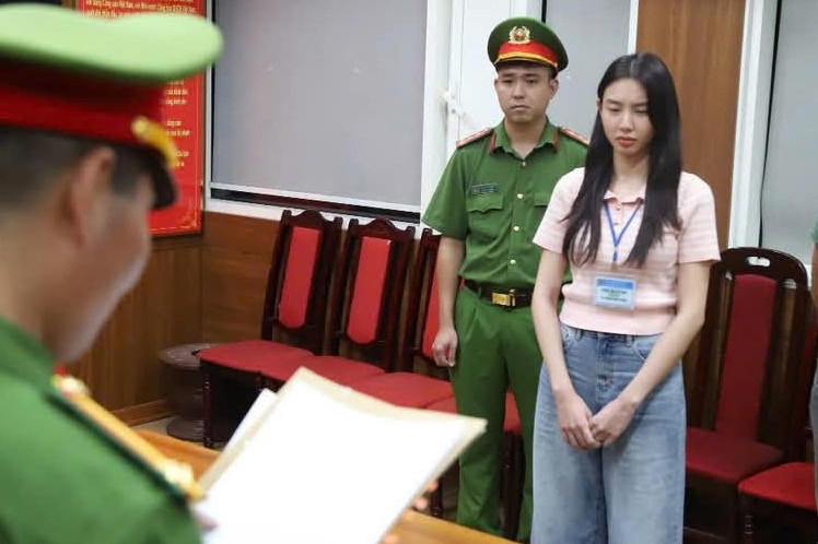 Hoa hậu Thùy Tiên bị bắt, hé mở động thái 'rút êm' khỏi công ty Chị Em Rọt