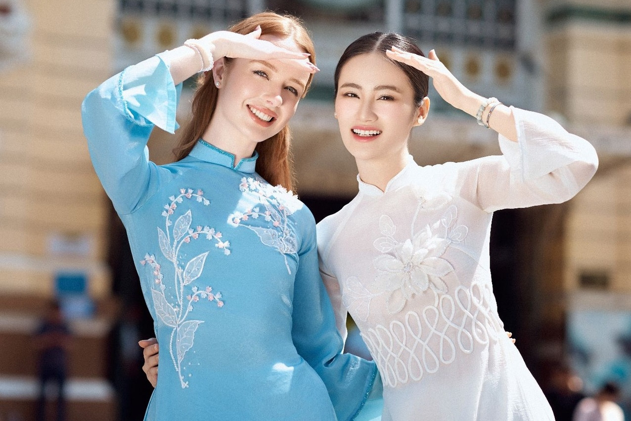 Hoa hậu tóc đỏ rất xinh ở Miss World 2025 từng bay 10.000km để gặp Ý Nhi là ai?