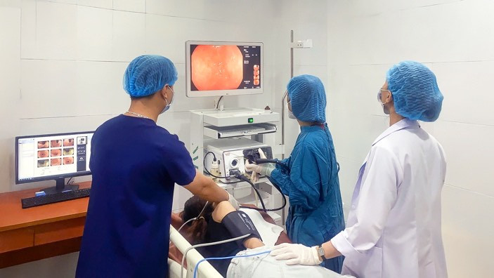 Nuốt nhầm vỏ thuốc nhựa, người đàn ông phải nội soi khẩn cấp