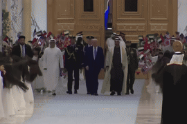 Màn 'hất tóc tập thể' kỳ lạ chào đón Tổng thống Mỹ Donald Trump ở UAE