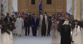 Màn 'hất tóc tập thể' kỳ lạ chào đón Tổng thống Mỹ Donald Trump ở UAE