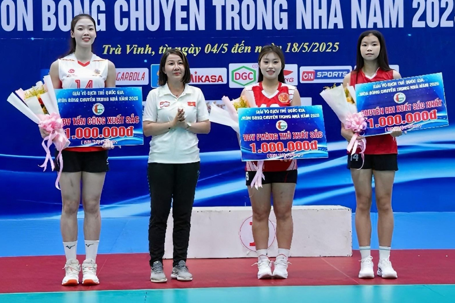 Tranh cãi giải thưởng bóng chuyền Quốc gia thua xa hội làng