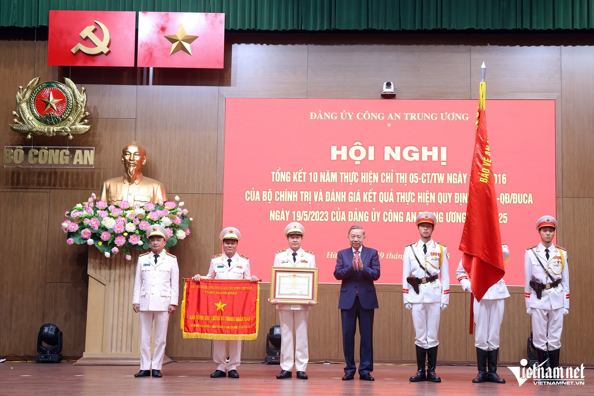 Trao danh hiệu Anh hùng lực lượng vũ trang nhân dân cho A05