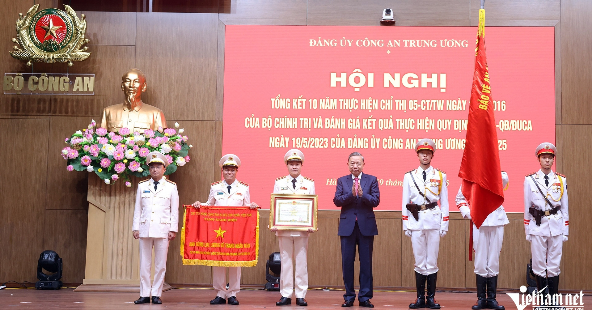 Trao danh hiệu Anh hùng lực lượng vũ trang nhân...