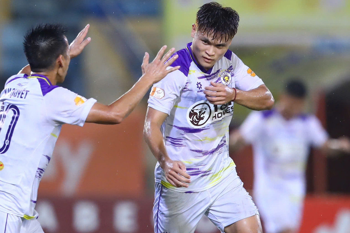 Tuấn Hải, Xuân Mạnh khiến HLV Kim Sang Sik thở phào