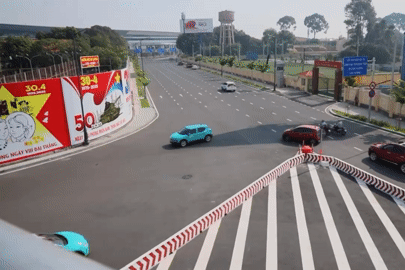 Vắng CSGT, ô tô nối đuôi nhau ngược chiều trước cổng chính vào ga T3 Tân Sơn Nhất