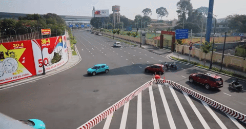 Vắng CSGT, ô tô nối đuôi nhau ngược chiều trước cổng chính vào ga T3 Tân Sơn Nhất