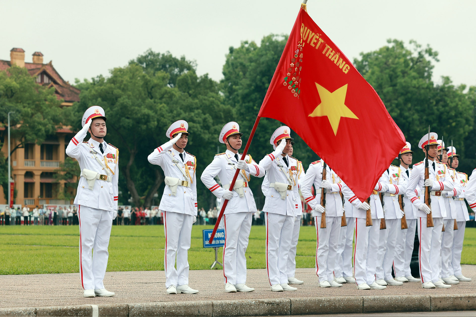viếng lăng.jpg