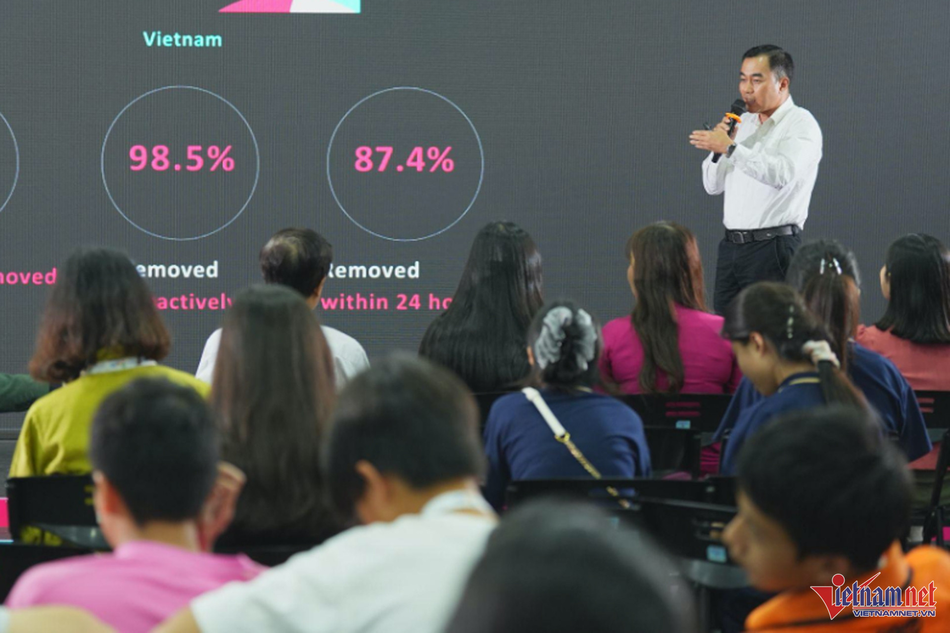 W-bao ve tre em tren khong giang mang.jpg