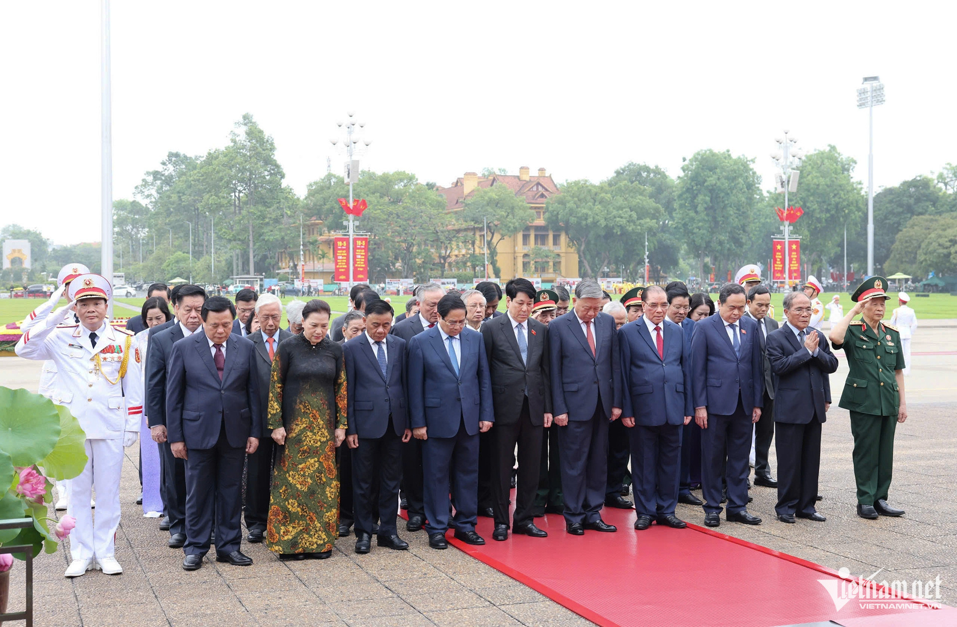 W-viếng lăng.jpg
