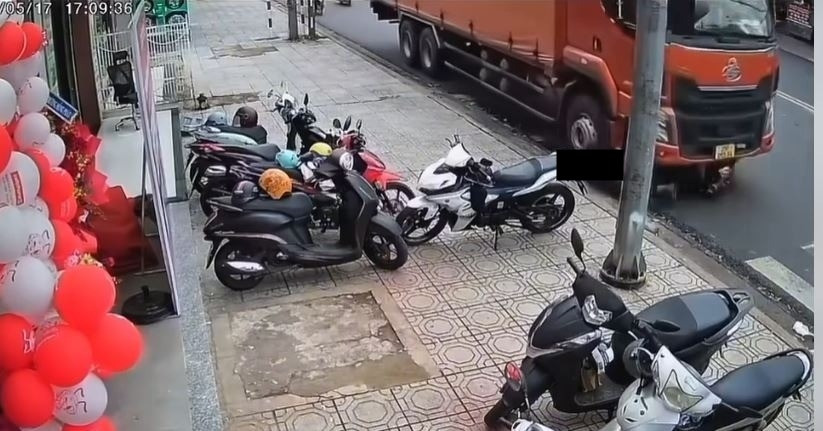 Xe tải không người lái đâm tử vong người chờ đè...