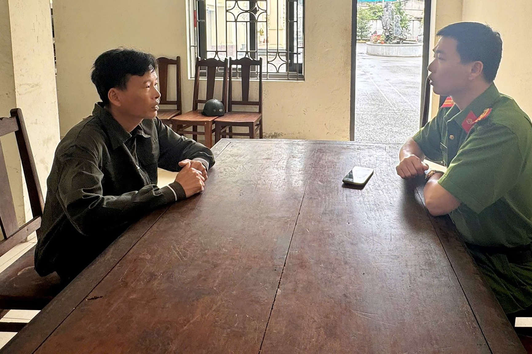 Xử phạt 35 triệu đồng với đối tượng gào chửi, đấm đạp nhân viên y tế