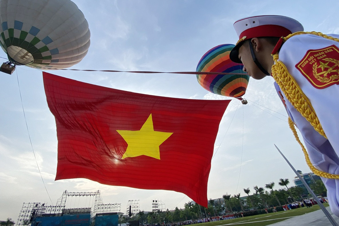 Xúc động Lễ chào cờ và bay đại kỳ Tổ quốc kỷ niệm 135 năm Ngày sinh Bác Hồ