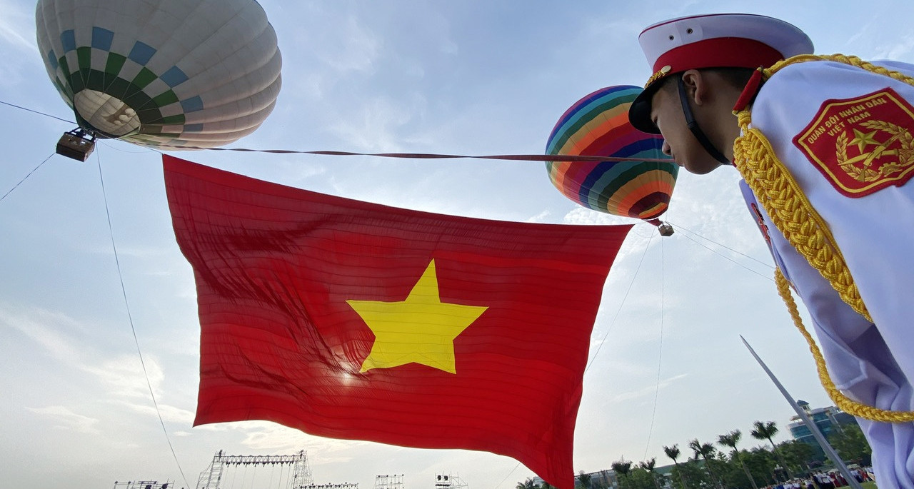 Xúc động Lễ chào cờ và bay đại kỳ Tổ quốc kỷ niệm 135 năm Ngày sinh Bác Hồ