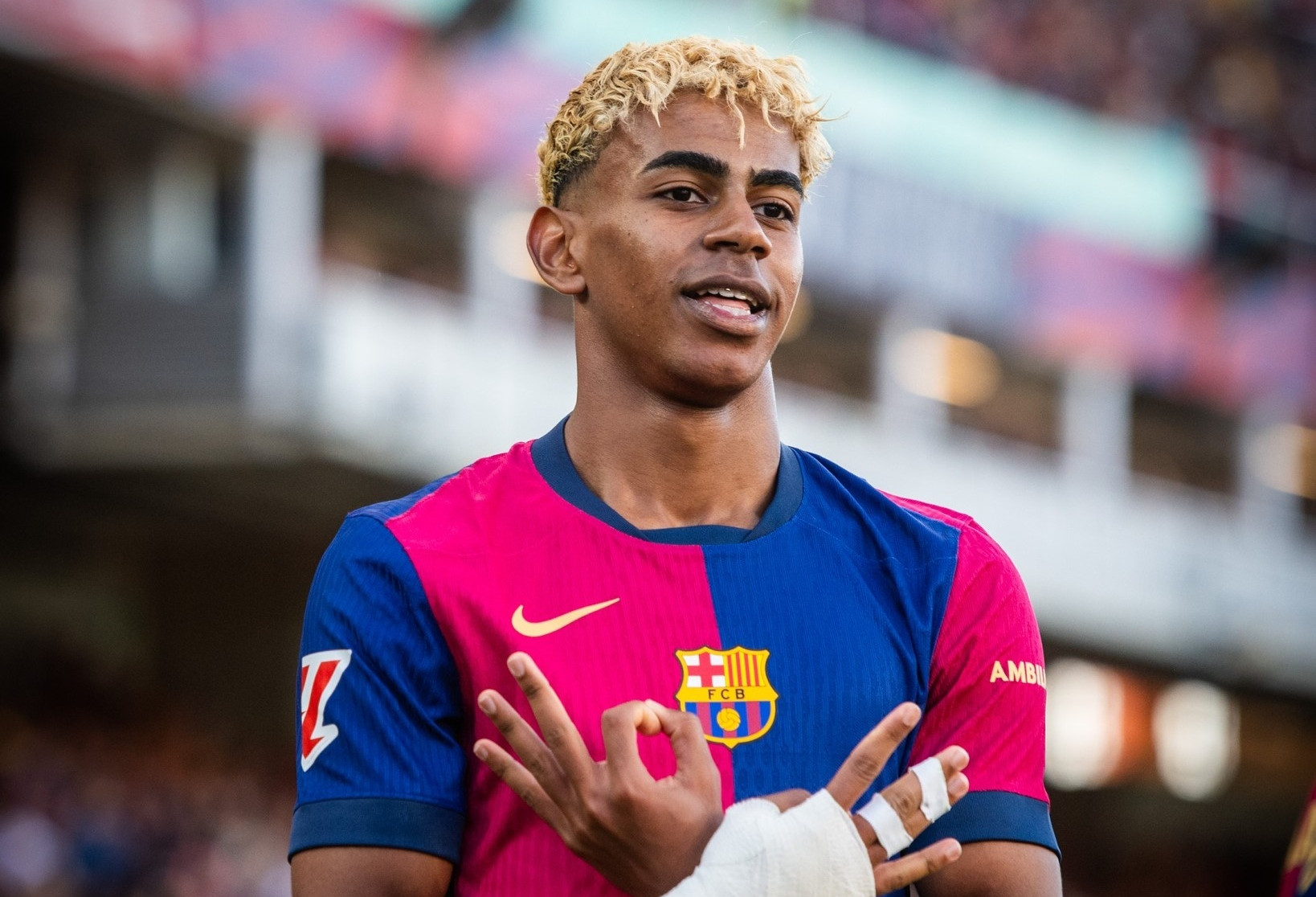 Yamal vẽ siêu phẩm, Barca trắng tay trong ngày nâng cúp vô địch