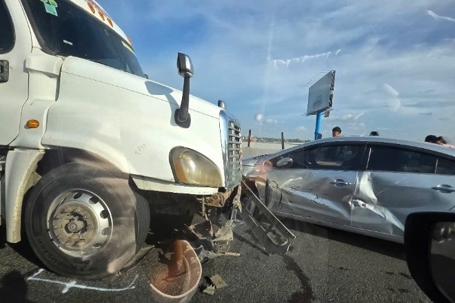 3 xe tông liên hoàn trên cao tốc TPHCM - Trung Lương, đường về miền Tây ùn tắc