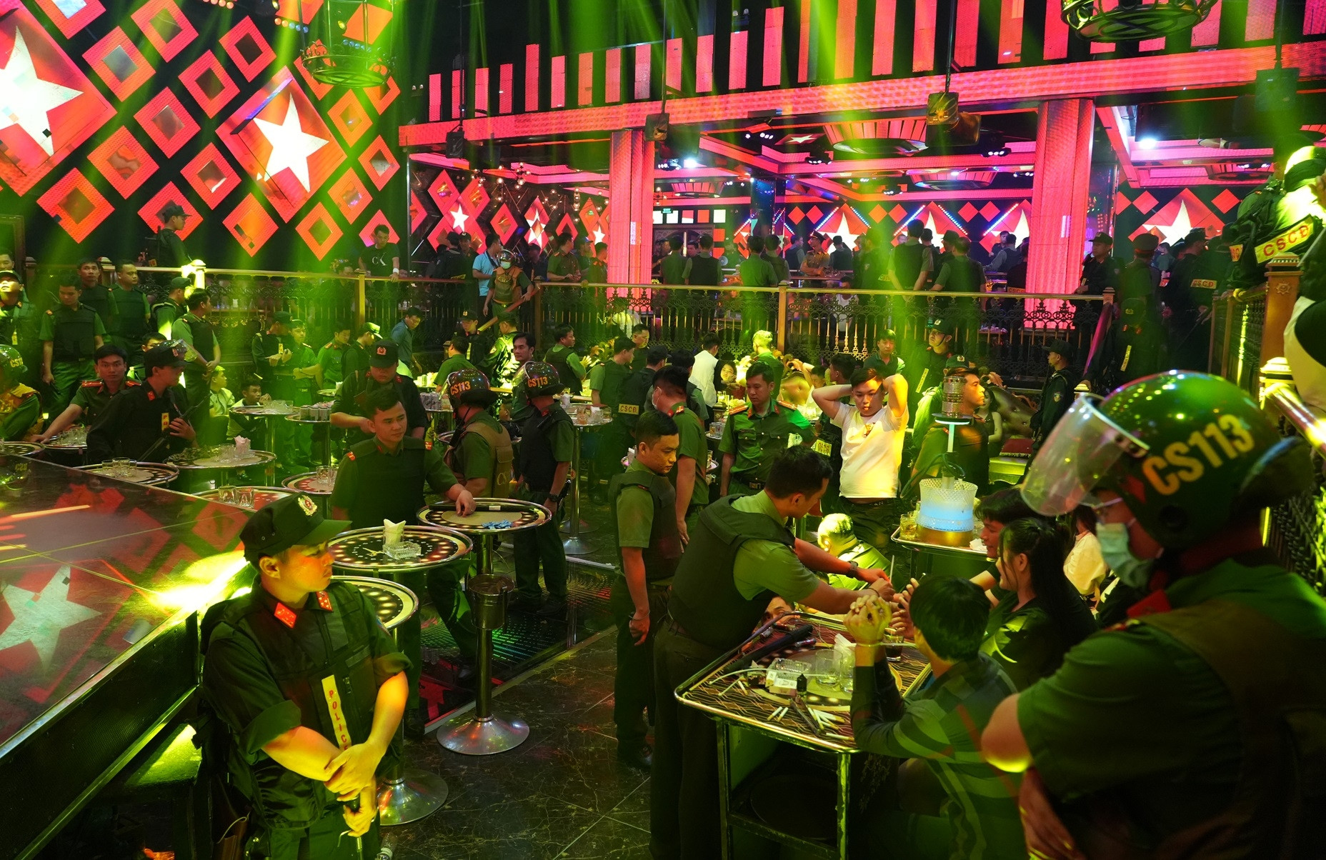 300 cảnh sát đột kích quán bar, phát hiện hơn 40 người dương tính ma túy