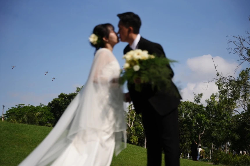 Cặp đôi ở TPHCM có bộ ảnh cưới 'để đời' với bối cảnh dàn trực thăng kéo cờ