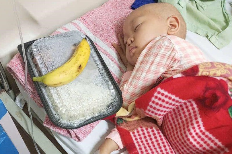 Bạn đọc giúp đỡ bé Long Thị Ngọc Anh ung thư thận hơn 202 triệu đồng