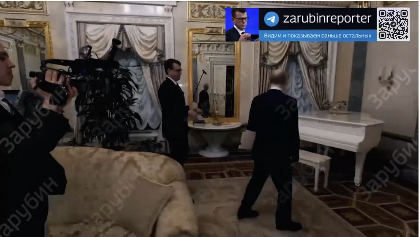 Bên trong căn hộ của Putin. Ảnh: Zarubinreporter