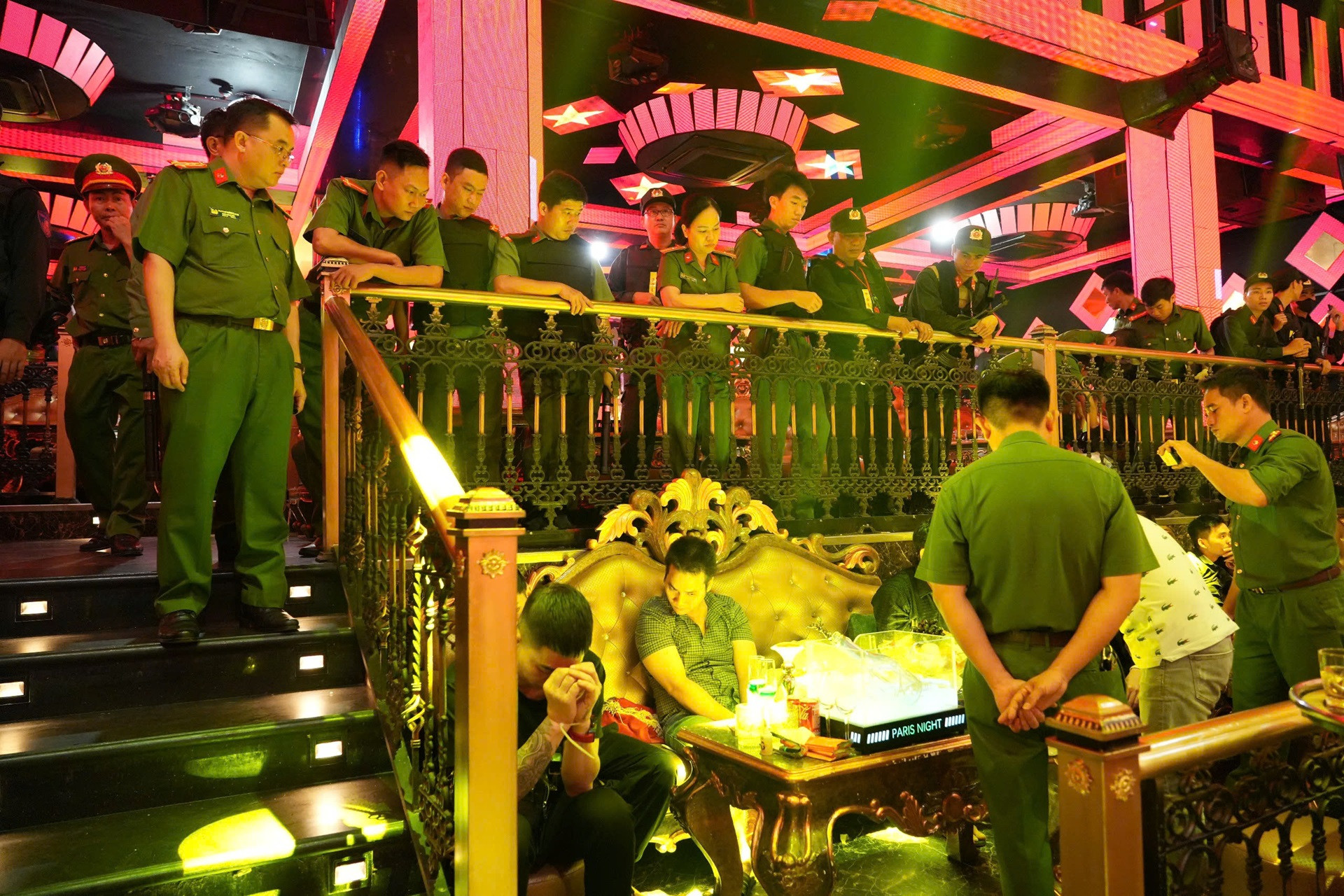 cảnh sát đột kích quán bar Paris Night Club ở phan thiết..jpg