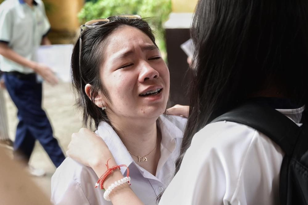 Đề Toán cứ ngỡ Ngữ văn, học sinh thi lớp 10 TPHCM từng khóc nức nở