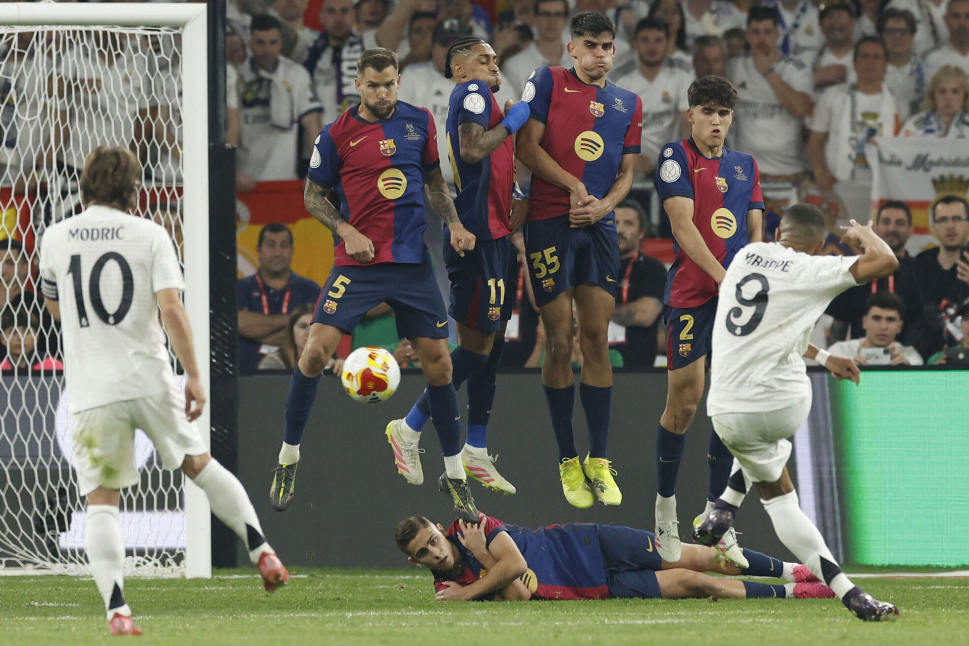 EFE. Mbappe Barca Real Madrid da phat.jpg