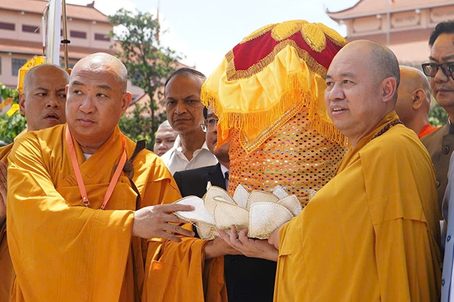 Hàng trăm tăng ni, phật tử TPHCM xúc động nghinh đón xá lợi Đức Phật