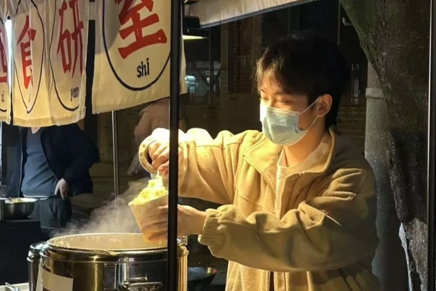 Học giỏi nhất lớp, chàng trai bỏ dở chương trình thạc sĩ để làm việc trên vỉa hè