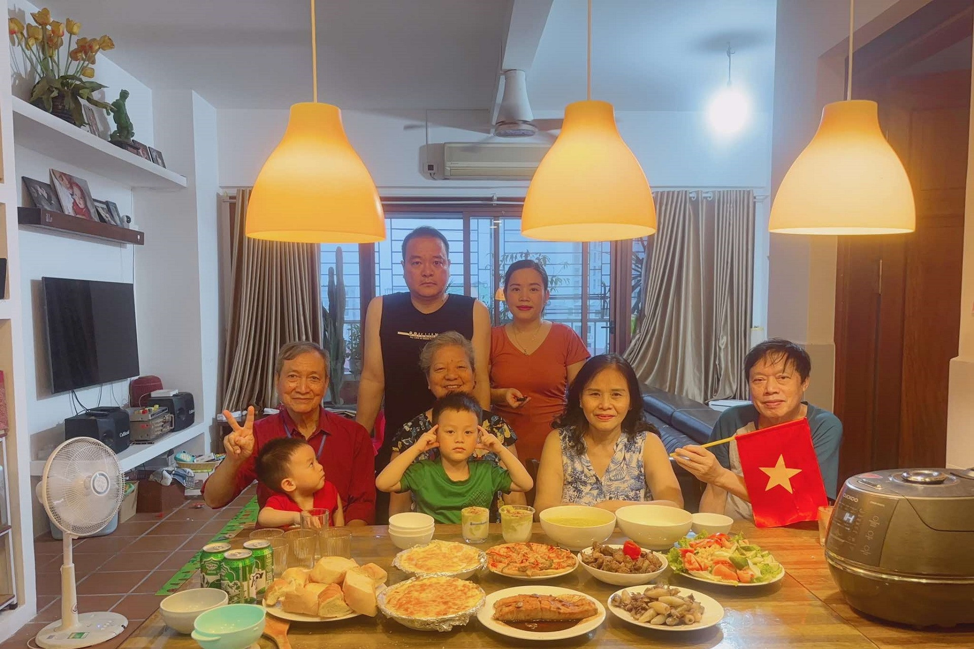 Mẹ đảm ở nhà nấu cơm thịnh soạn, nghỉ lễ bình yên bên người thân