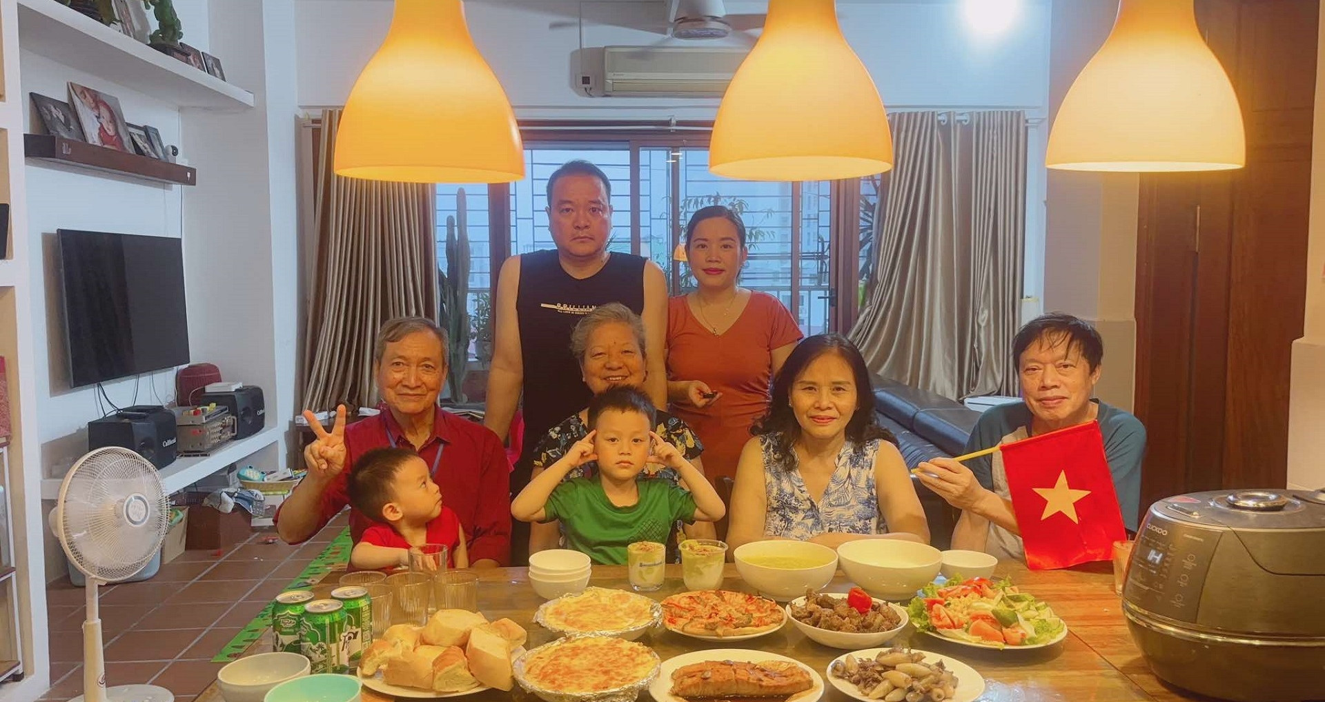 Mẹ đảm ở nhà nấu cơm thịnh soạn, nghỉ lễ bình yên bên người thân