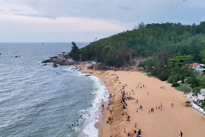 Bãi biển trong xanh đẹp như ở Nha Trang, cách Hà Nội 3,5 tiếng lái xe