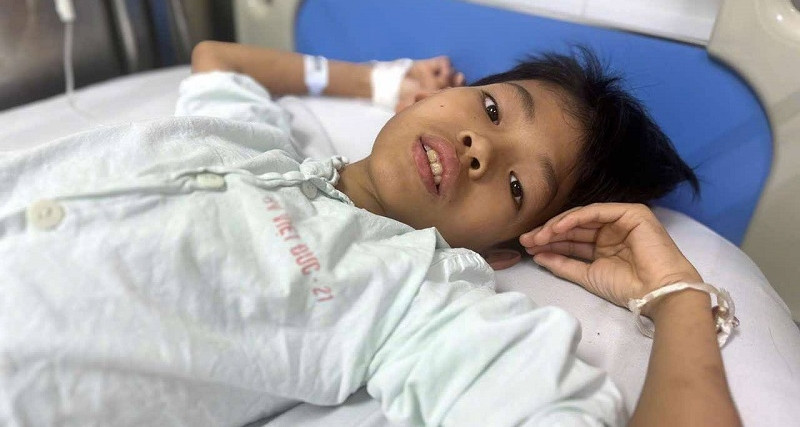 Bố câm điếc, mẹ tàn tật, ông nội còng lưng chăm cháu bị tan máu bẩm sinh