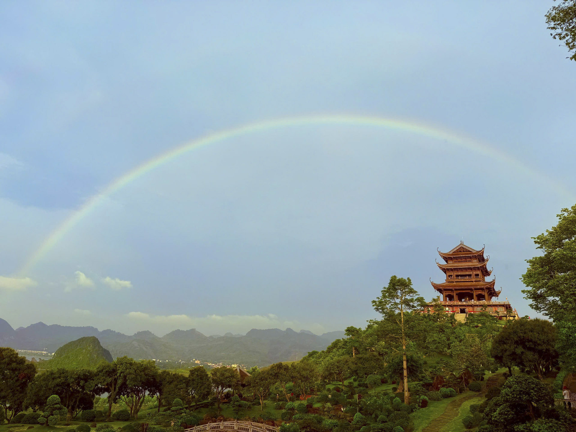 cầu vòng chùa tam chúc.JPG