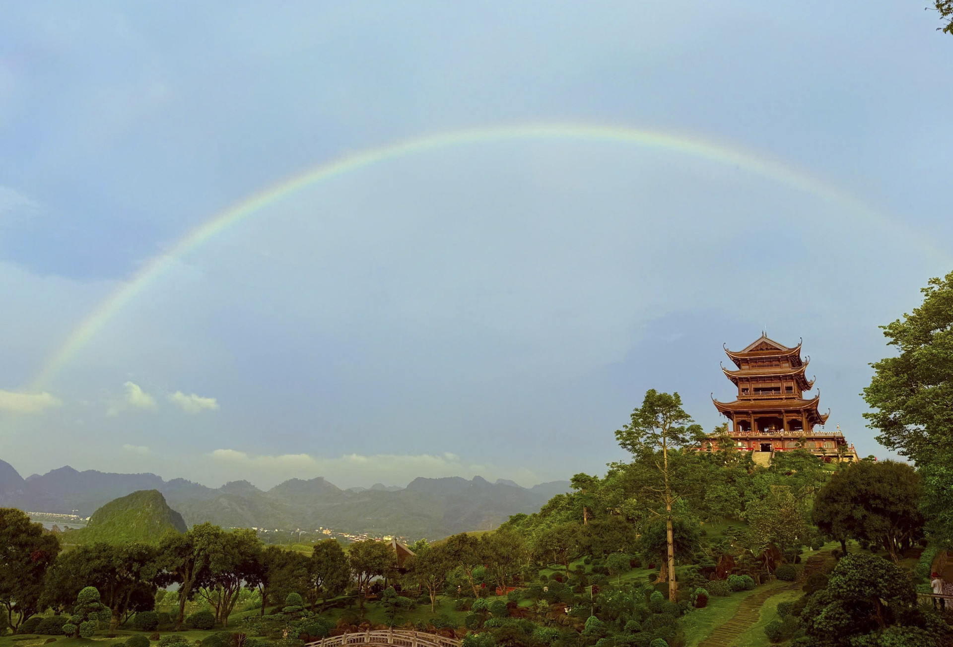 Cầu vồng xuất hiện tại chùa Tam Chúc, du khách chiêm bái xá lợi Phật thích thú