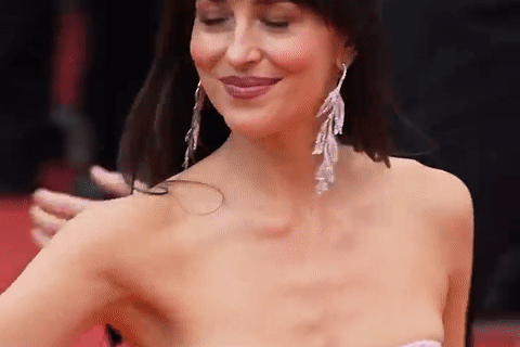 Diễn viên phim nóng '50 sắc thái' khoe nhan sắc cực phẩm trên thảm đỏ