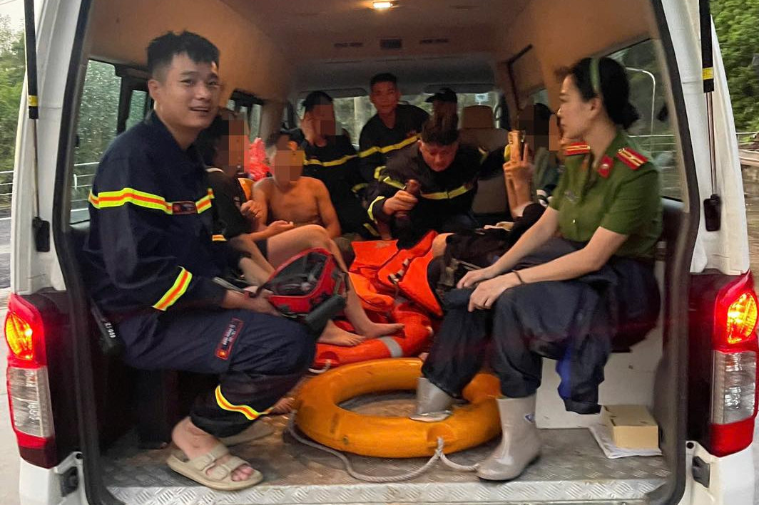 11 học sinh mắc kẹt khi tắm suối ở TP Hòa Bình