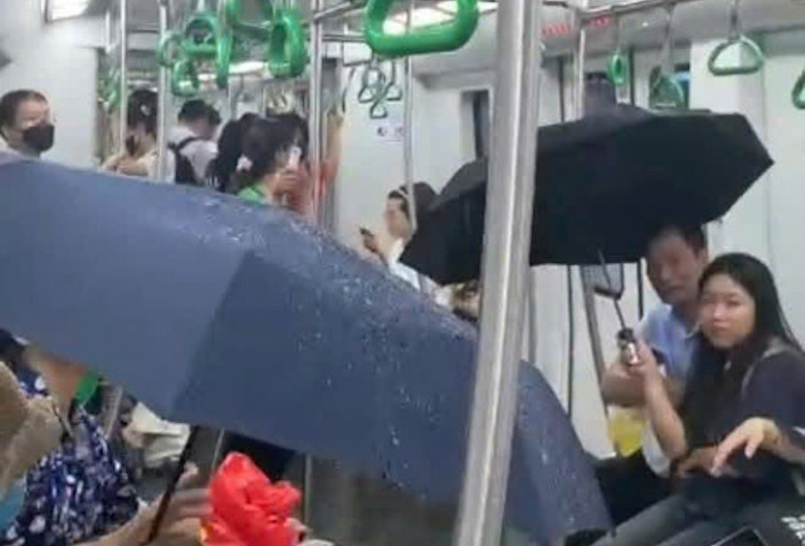 Hy hữu khách đi tàu phải che ô vì dột nước: Lãnh đạo metro Hà Nội nói gì?